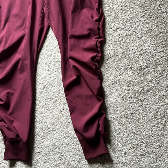 MARIKA Tyra Jogger Size Medium Pants Red/Wine Pockets Cuffed Ankles Drawstring - Picture 4 of 16